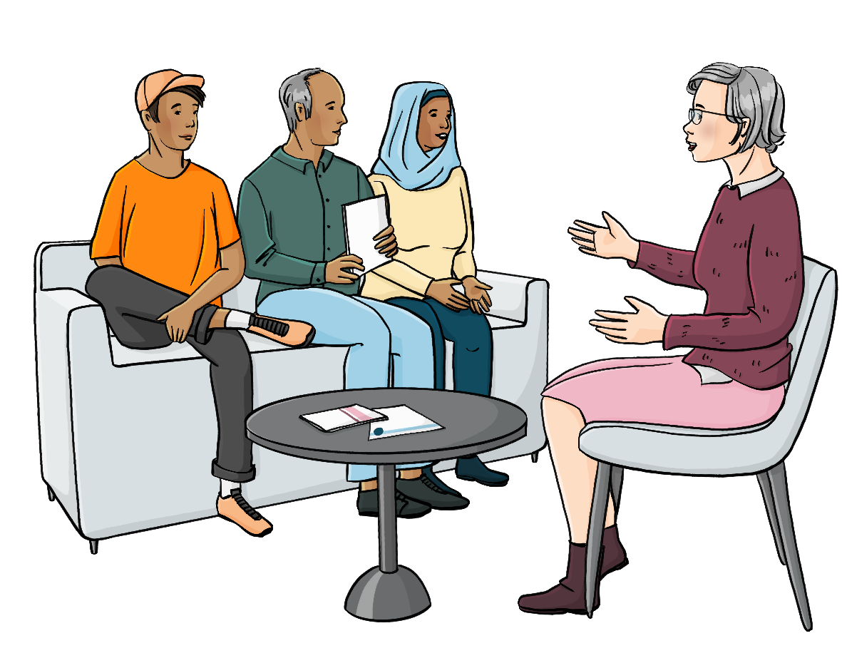 Ein Mann, eine Frau und ein Jugendlicher sitzen auf einem Sofa. Ihnen gegenüber sitzt eine Frau auf einem Sessel. Zwischen ihnen steht ein Tisch mit Infoheften.