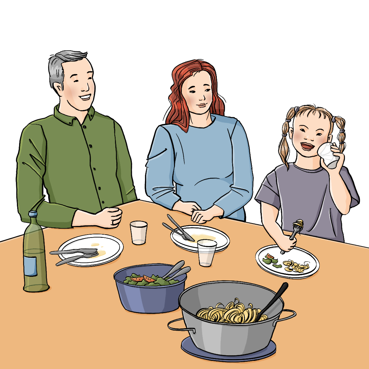 Ein Mann, eine Frau und ein Mädchen sitzen am gedeckten Esstisch. Die Teller vom Mann und von der Frau sind schon leer. Der Teller vom Mädchen ist noch voll. Es hält eine Gabel mit Nudeln in der Hand und trinkt aus einem Glas. Alle lächeln.