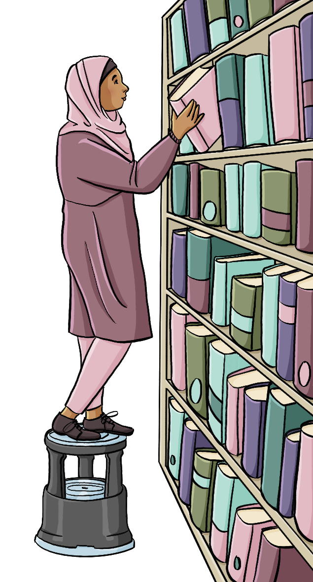 Eine Frau steht auf einem Rolltritt und stellt ein Buch in ein Regal.