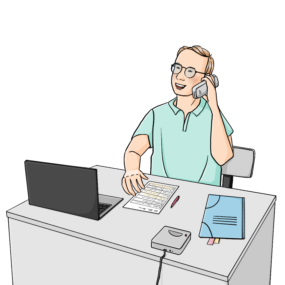 Ein Mann sitzt am Schreibtisch und telefoniert. Auf dem Schreibtisch sind ein Laptop, eine Mappe, ein Blatt und ein Stift.