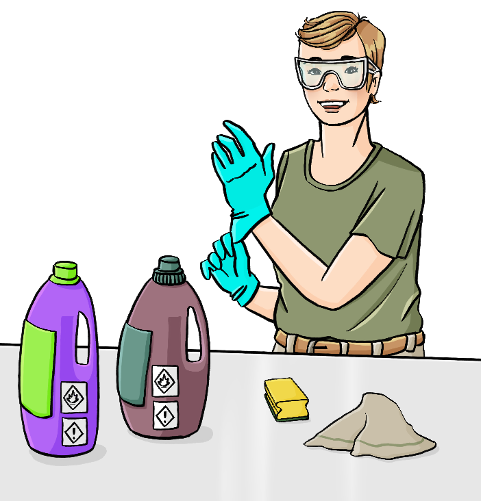 Eine Frau mit Schutzbrille steht hinter einer Arbeitsfläche und zieht sich Gummihandschuhe an. Auf der Arbeitsfläche sind Flaschen mit Gefahrensymbolen, ein Schwamm und ein Tuch.