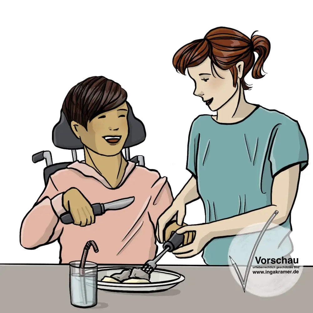 Eine Frau im Rollstuhl sitzt am Tisch. Vor ihr steht ein Teller mit Essen und ein Glas mit Strohhalm. Die Frau hält Besteck in der Hand. Neben ihr steht eine Assistenz. Die Assistenz führt die Hand mit der Gabel.