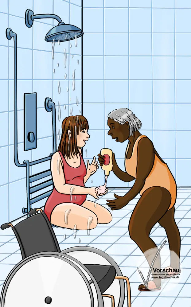 Eine Frau ohne Unterschenkel sitzt in einer Schwimmbaddusche auf einem Duschsitz, neben ihr steht ein Rollstuhl. Eine andere Frau im Badeanzug reicht ihr Shampoo.