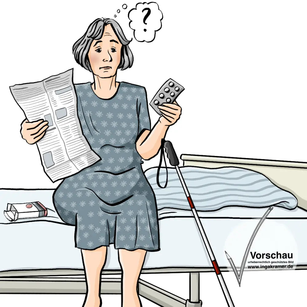 Eine Frau sitzt auf einem Krankenhausbett und schaut ratlos. In der Hand hält sie einen beschrifteten Zettel. Auf dem Bett liegt eine Schachtel, ein Blindenstock ist an das Bett gelehnt.