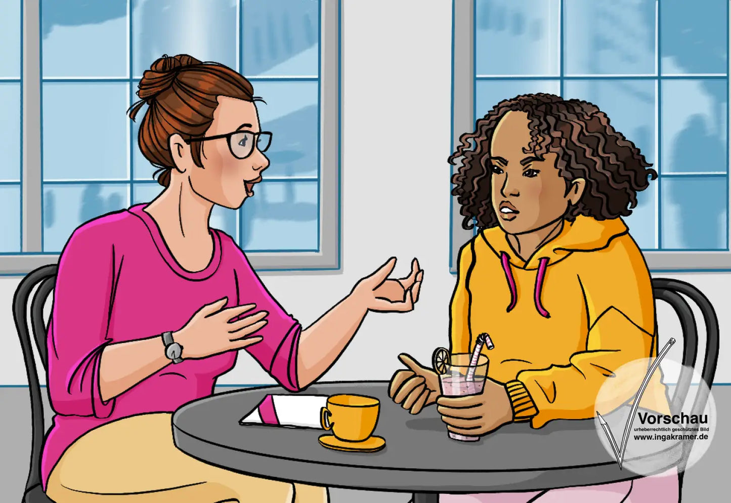 Eine Frau und eine Jugendliche sitzen in einem Café an einem Tisch. Die Frau schaut freundlich, die Jugendliche schaut ärgerlich.