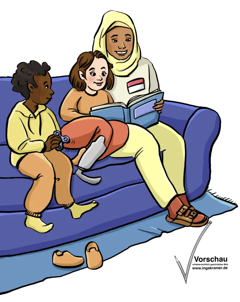 Eine Frau mit Namensschild sitzt mit zwei Kindern auf einem Sofa. Sie lesen ein Buch.