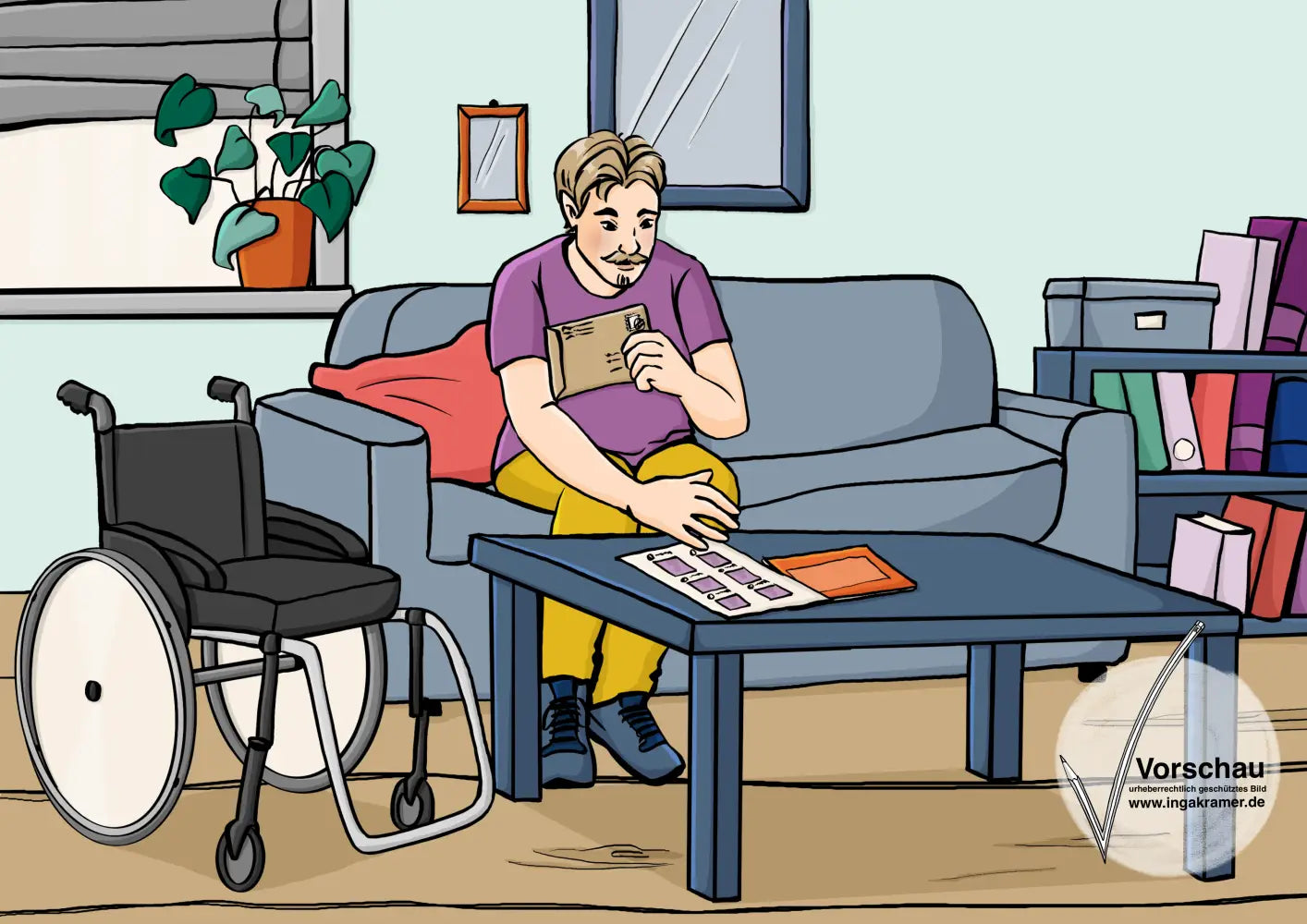 Ein Mann sitzt am Wohnzimmertisch auf dem Sofa und hält einen Briefumschlag in der Hand. Auf dem Tisch liegen Infozettel. Neben dem Sofa steht ein Rollstuhl.
