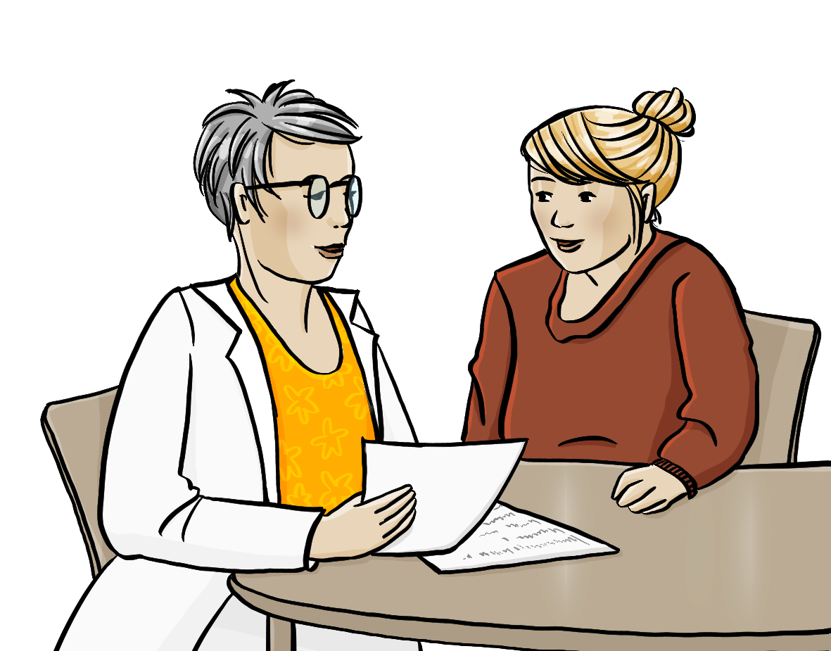 Eine Frau und eine Ärztin sitzen an einem Tisch. Die Ärztin hält Papiere in der Hand und sagt etwas zur Frau.