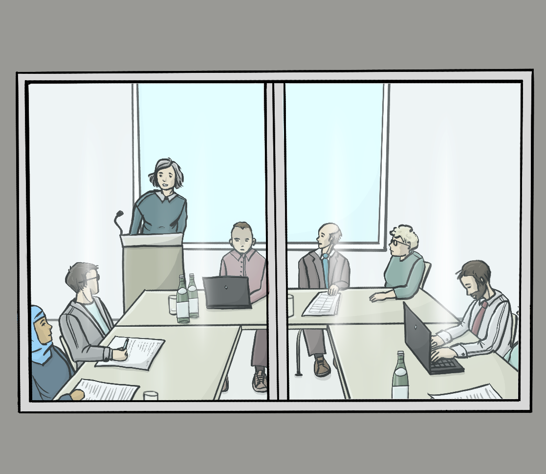 Eine Wand mit einem Fenster. Durch das Fenster sieht man mehrere Menschen an Tischen sitzen. Auf den Tischen sind Laptops und Papiere. Eine Frau hält einen Vortrag.