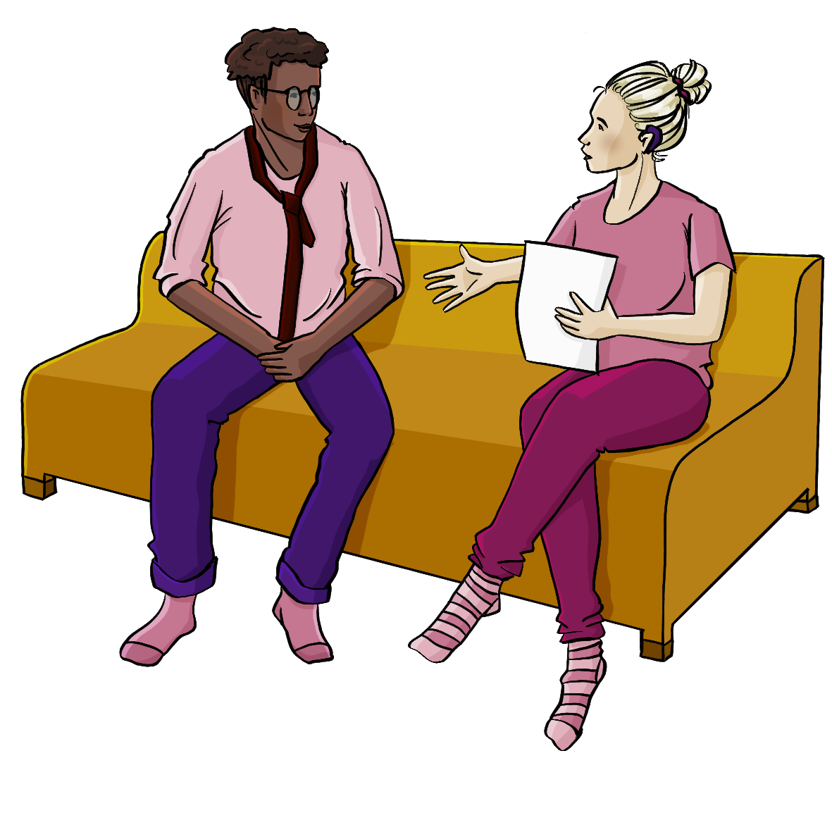 Ein Mann und eine Frau sitzen auf einem Sofa und unterhalten sich. Die Frau hält einen Zettel in der Hand.