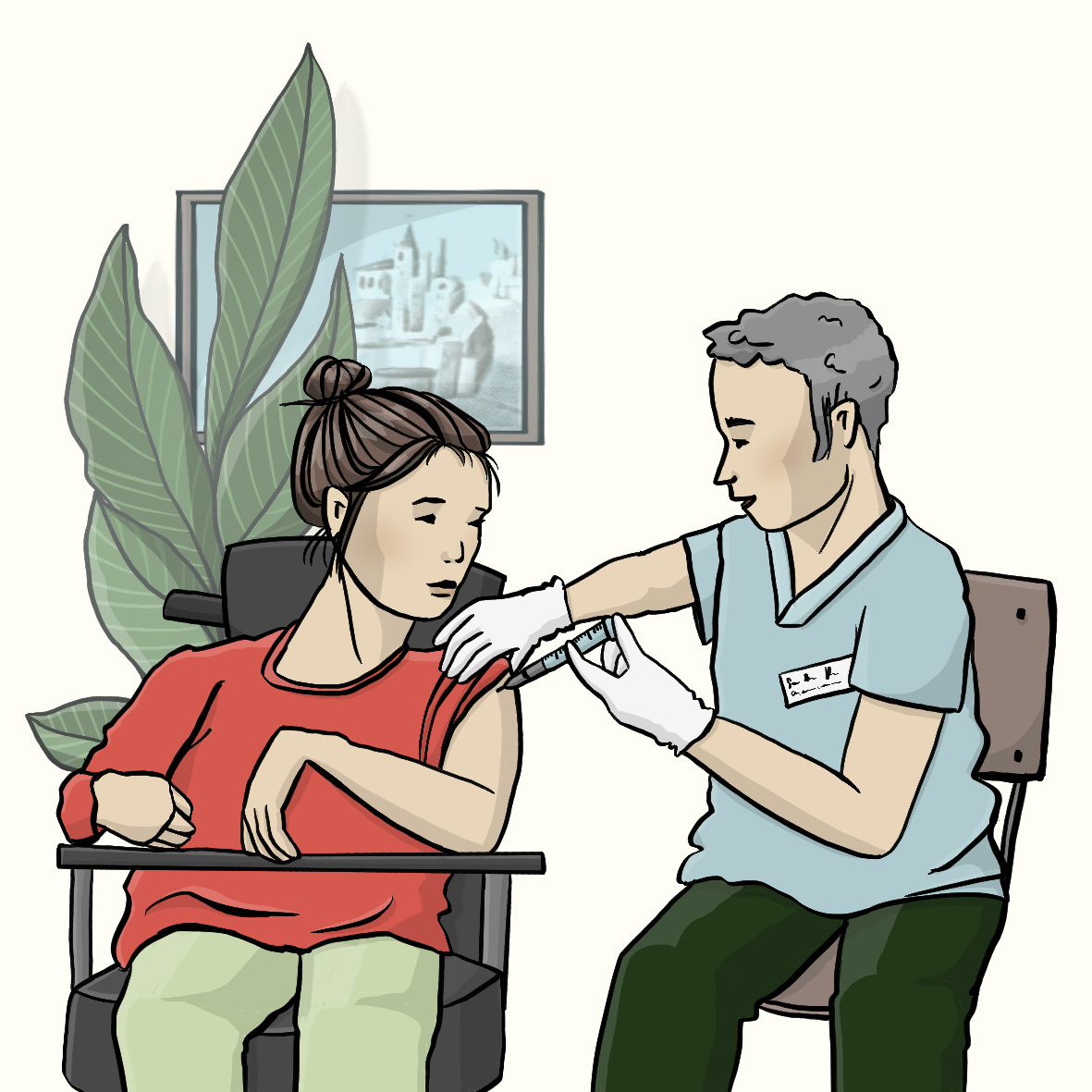 Ein Mann impft eine Frau im Rollstuhl. Im Hintergrund sind eine Pflanze und ein Bild.