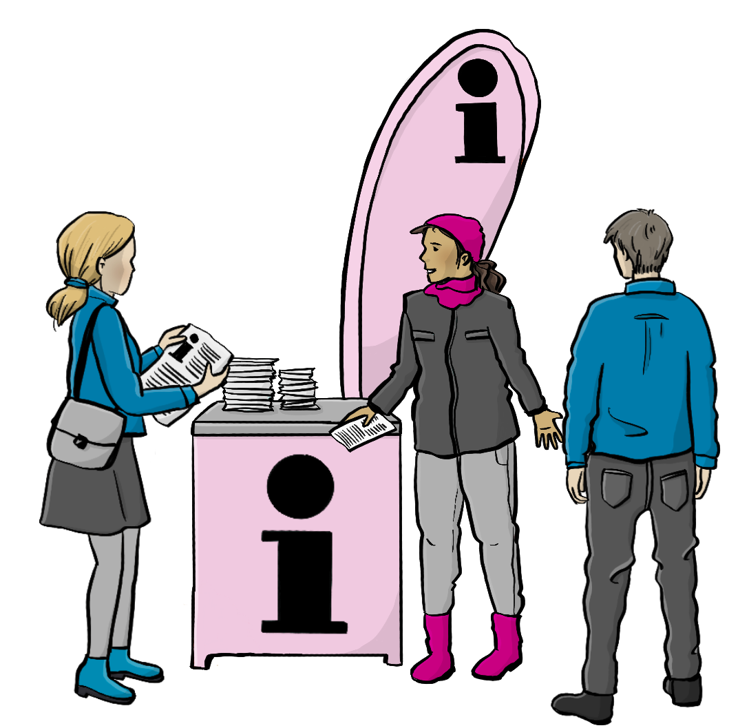 Eine Frau steht neben einem Infostand mit einem Stapel Flyer. Daneben steht ein Aufsteller. Auf dem Stand und auf dem Aufsteller ist ein Infozeichen. Eine andere Frau und ein Mann stehen vor dem Stand. Die Frau hat einen Flyer in der Hand.