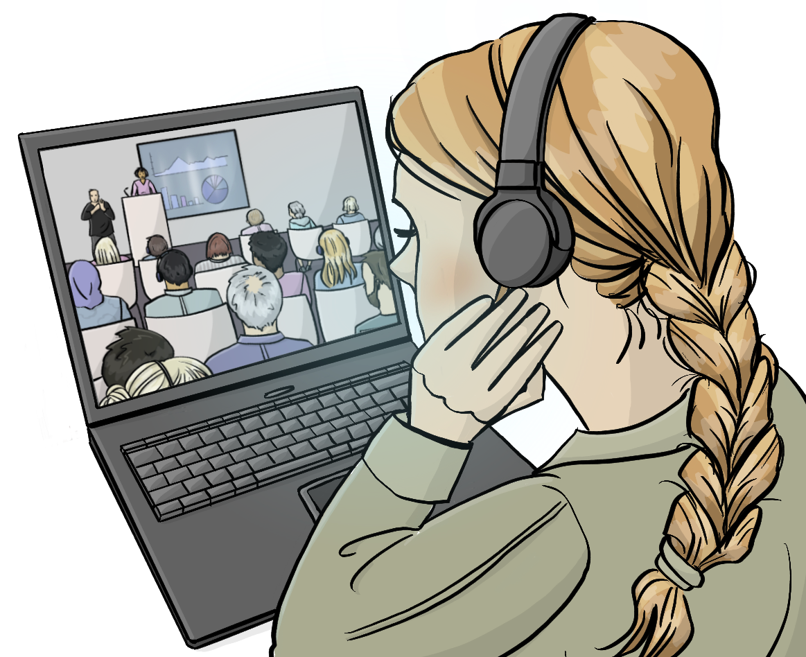 Eine Frau sitzt am Laptop. Sie trägt Kopfhörer. Auf dem Bildschirm hält eine Frau einen Vortrag und viele Menschen sitzen in Stuhlreihen.
