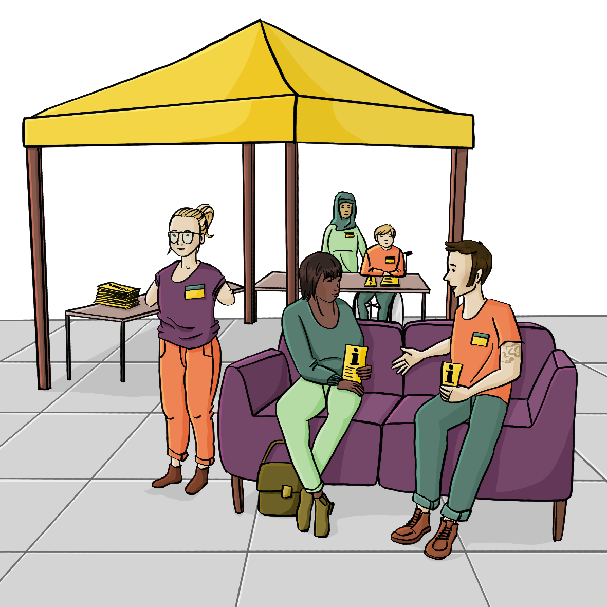 Unter einem überdachten Infostand stehen Menschen und Tische mit Infozetteln. Davor steht ein Sofa. Auf dem Sofa sitzen ein Mann und eine Frau und unterhalten sich.