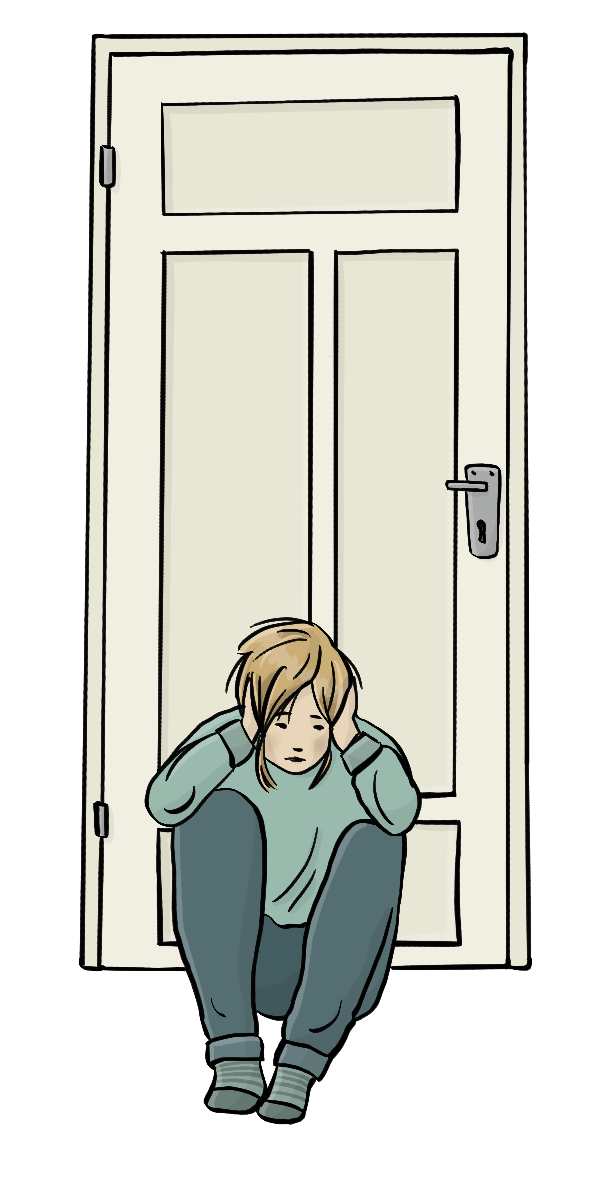 Ein Mädchen sitzt auf dem Boden, mit dem Rücken an einer Tür. Sie hat die Beine angezogen und hält den Kopf mit den Händen.