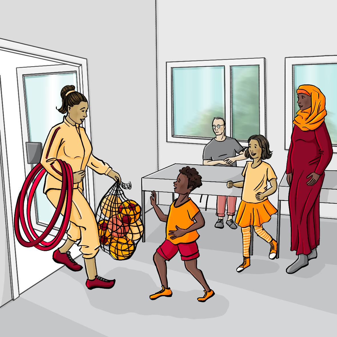 Eine Frau kommt in einen Raum. Sie trägt ein Netz mit Bällen und Reifen am Arm. Zwei Kinder laufen auf sie zu, im Hintergrund steht eine Frau mit Kopftuch und ein Mann sitzt an einem Tisch.