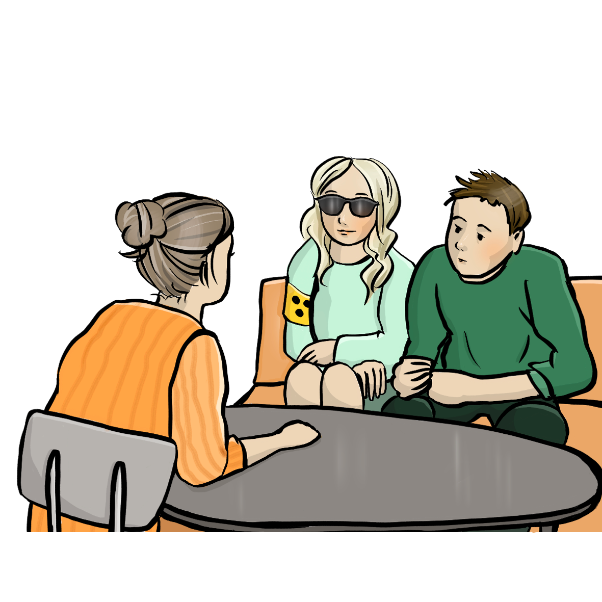 Ein Mann und eine Frau sitzen an einem niedrigen Runden Tisch, die Frau trägt eine Sonnenbrille und eine Blindenbinde. Ihnen gegenüber am Tisch sitzt eine weitere Frau.