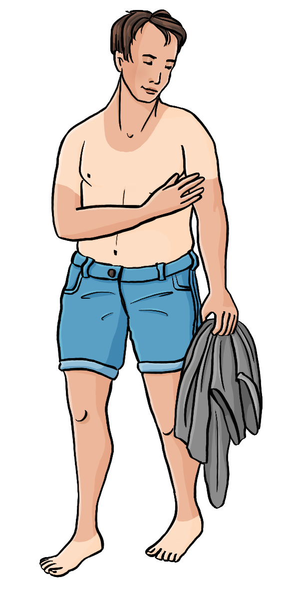 Ein Mann mit nacktem Oberkörper. Er hält sein T-Shirt in der Hand und schaut auf seinen linken Arm. Die Haut an Gesicht, Unterarmen und die Beinen ist deutlich dunkler als an Bauch, Brust und Füßen. 