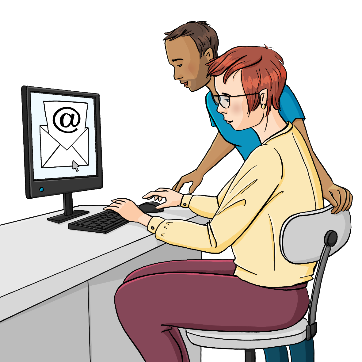 Eine Frau sitzt auf einem Schreibtischstuhl an einem Schreibtisch. Neben ihr steht ein Mann. Sie schauen auf einen Computer auf dem Schreibtisch. Auf dem Bildschirm ist ein Umschlag mit einem @-Zeichen.