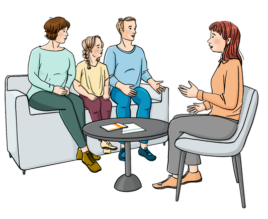 Ein Mann, eine Frau und ein Mädchen mit Down-Syndrom sitzen auf einem Sofa. Ihnen gegenüber sitzt eine Frau auf einem Stuhl. Zwischen ihnen steht ein Tisch mit einem Info-Heft.