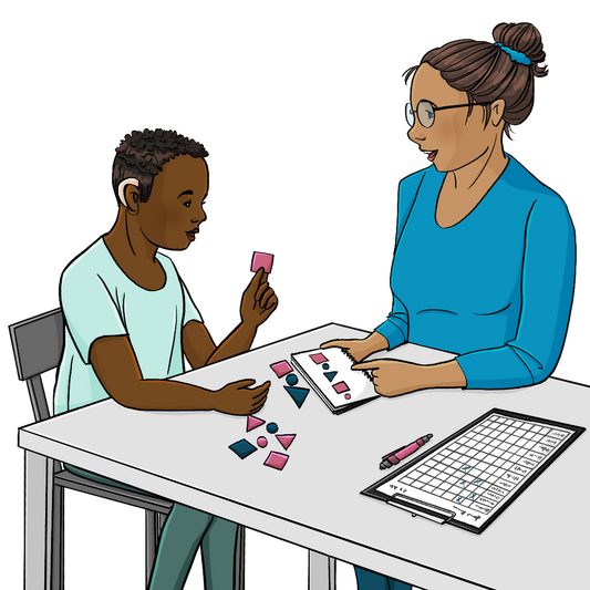 Eine Frau und ein Junge mit Hörgerät sitzen sich gegenüber. Auf dem Tisch liegt ein Klemmbrett. Die Frau zeigt dem Jungen ein Bild von einer Reihe von Vierecken, Kreisen und Dreiecken. Der Junge legt die Reihe mit Plättchen nach.