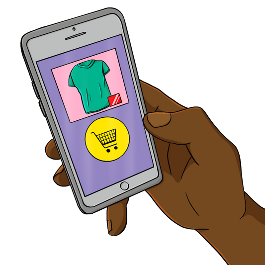 Eine Hand hält ein Smartphone. Auf dem Display ist ein T-Shirt und ein Einkaufswagen-Symbol.