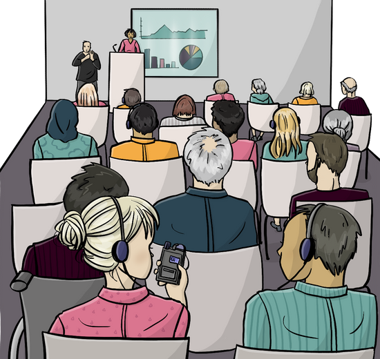 Eine Veranstaltung. Eine Frau hält einen Vortrag. Neben ihr steht eine Gebärden-Dolmetscherin. Zuhörer*innen sitzen auf Stuhl-Reihen. Eine Frau in der letzten Reihe trägt Kopfhörer und hält einen Empfänger in der Hand. Der Mann daneben hat auch Kopfhörer.