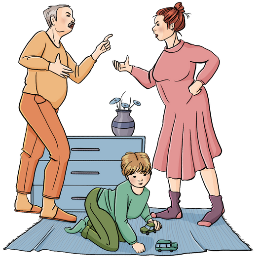 Ein Mann und eine Frau gestikulieren und schauen sich wütend an. Zwischen Ihnen spielt ein Junge auf dem Teppich mit Autos.