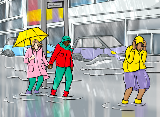 Menschen mit Gummstiefeln und Regenschirmen laufen über eine überflutete Straße. Im Hintergrund sind Autos und Schaufenster.