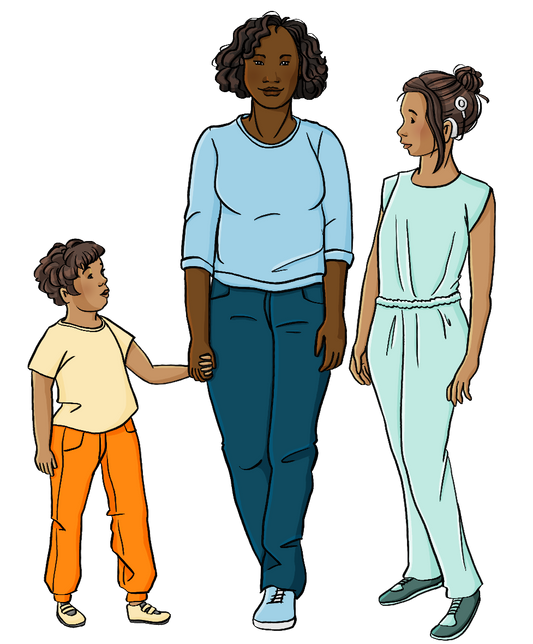 Eine Frau hält einen Jungen an der Hand, auf ihrer anderen Seite steht ein älteres Mädchen mit Hörgerät.