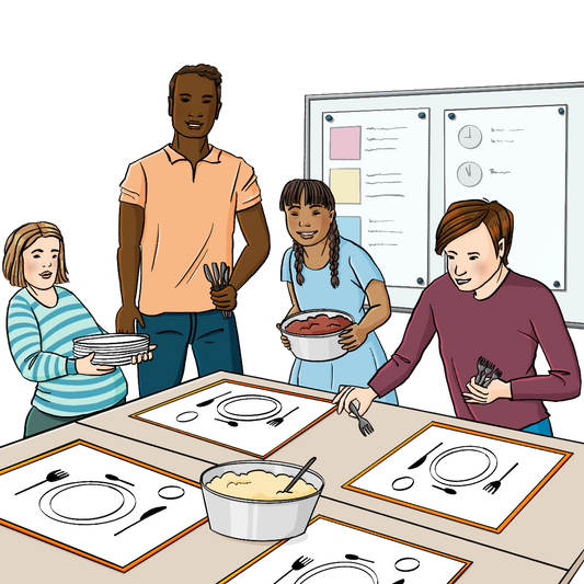 Ein Mann und drei Kinder decken Schultische mit Tellern, Schüsseln und Besteck. Auf den Tischen sind Platzdeckchen, darauf sind die Plätze für Teller und Besteck abgebildet. Im Hintergrund ist eine Tafel. An der Tafel hängen Pläne mit Uhrzeiten.