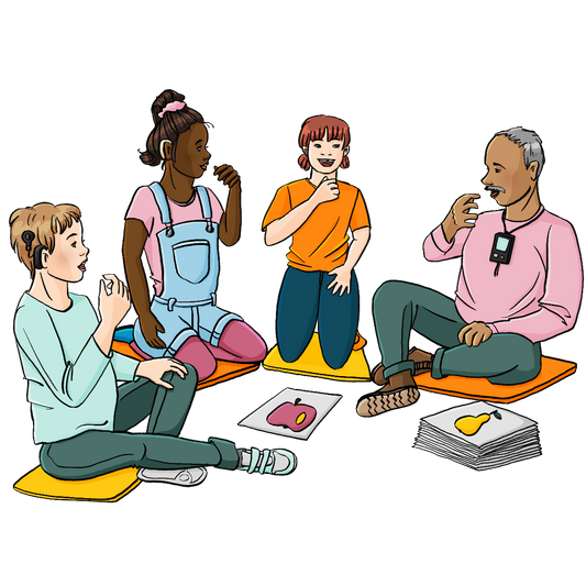 Ein Mann und drei Kinder sitzen auf dem Boden. Alle haben den Mund geöffnet und führen die Hand zum Mund. Auf dem Boden liegt ein Stapel Bildkarten. Bilder von Apfel und Birne sind aufgedeckt. Ein Junge trägt ein Cochlear-Implantat, ein Mädchen ein Hörgerät.
