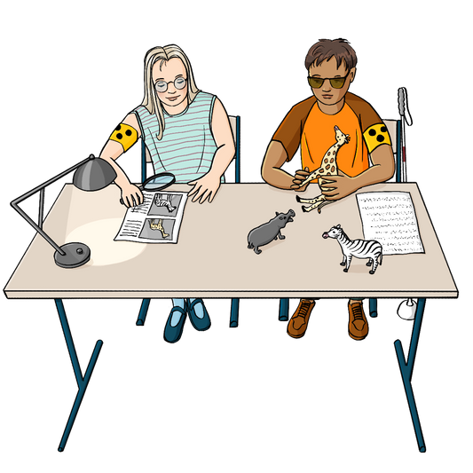 Alternativtext: Ein Junge und ein Mädchen an einem Schultisch. Beide tragen Blindenbinden. Auf dem Tisch sind eine Lampe, Tierfiguren und Arbeitsblätter. Das Mädchen trägt einen Brille und hält eine Lupe in der Hand. Der Junge trägt eine Sonnenbrille und hält eine Giraffen-Figur in der Hand.