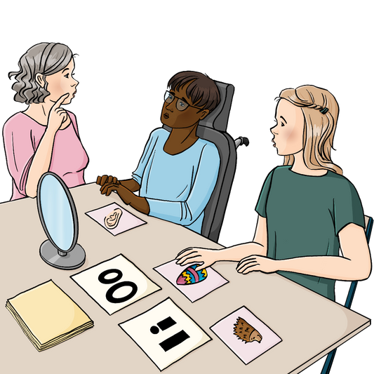 Eine Frau und drei Kinder sitzen am Tisch. Alle haben die Lippen gerundet. Auf dem Tisch sind ein Spiegel und Karten mit den Buchstaben O und i, außerdem Bilderkarten von einem Igel, einem Osterei und einem Ohr.