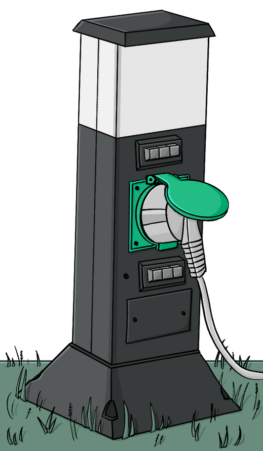 Eine Steckdosensäule mit Abdeckung auf einer Wiese. Die Abdeckung ist hochgeklappt, ein Stecker ist eingesteckt.