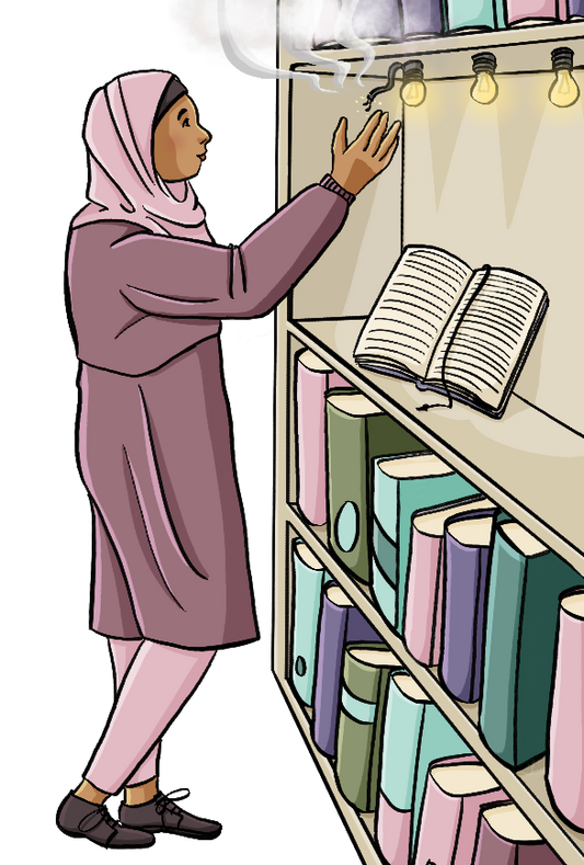 Eine Frau steht vor einem beleuchteten Bücherregal. Ein rauchendes Kabel schaut aus einer der Lämpchen heraus. Die Frau greift an das Kabel.