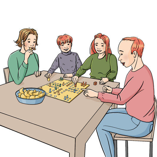Eine Frau , ein Mann, ein Mädchen und ein Junge sitzen am Tisch. Auf dem Tisch steht ein Mensch-ärgere-dich-nicht-Spiel und eine Schüssel mit Chips. Alle schauen fröhlich.