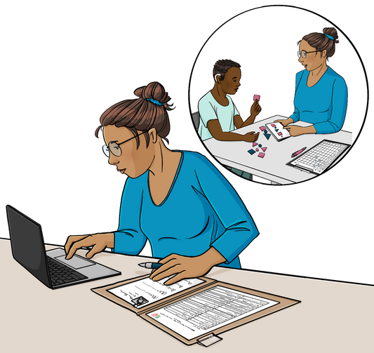 Eine Frau schreibt auf einem Laptop. Neben ihr liegt eine aufgeschlagene Akte. Über der Frau ist ein Kreis mit einem weiteren Bild. Darauf sitzen die gleiche Frau und ein Junge mit Hörgerät gegenüber. Auf dem Tisch liegt ein Klemmbrett. Die Frau zeigt dem Jungen ein Bild von einer Reihe von Vierecken, Kreisen und Dreiecken. Der Junge legt die Reihe mit Plättchen nach.