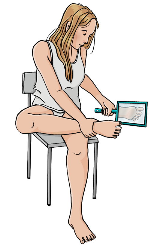 Eine Frau in Unterwäsche sitzt auf einem Stuhl. Sie hat den rechten Fuß auf das linke Knie gelegt. Mit einem Handspiegel schaut sie unter den Fuß.