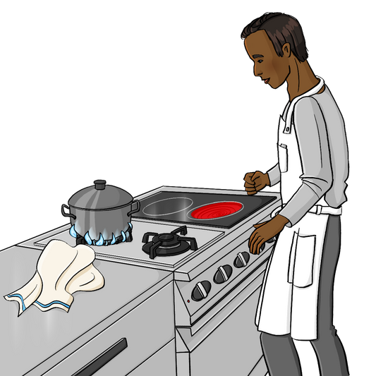 Ein Mann mit einer Schürze steht vor einem Herd. Der Herd hat ein Cerankochfeld und ein Gaskochfeld. Eine Herdplatte leuchtet rot. Auf einer Gasplatte steht ein Topf. Dicht neben den Flammen liegt ein Handtuch.