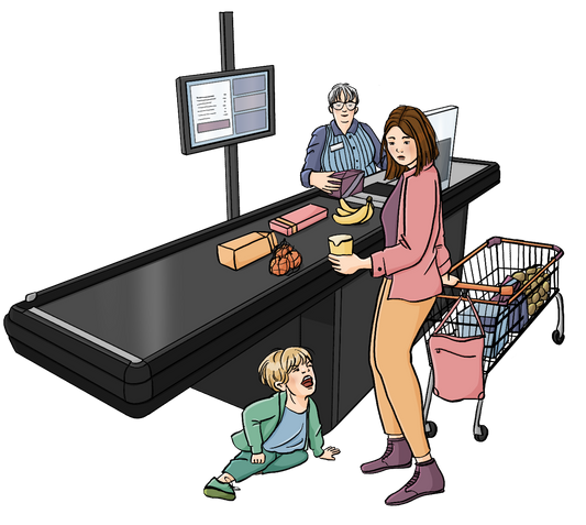 Eine Frau sitzt hinter einer Supermarktkasse, eine andere Frau legt Waren auf das Band. Neben ihr steht ein Einkaufswagen. Ein Kind sitzt auf dem Boden und schaut wütend. 