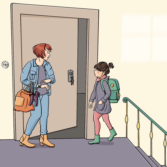 Ein Kind mit Tornister im Treppenhaus geht auf eine geöffnete Wohnungstür zu. In der Tür steht eine Frau. Sie hält einen Turnbeutel in der Hand und zeigt auf ihre Arbanduhr.