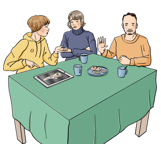 Ein Mann, eine Frau und ein Jugendlicher sitzen am Tisch. Der Jugendliche zeigt auf ein Tablet mit dem Bild von einem Turnschuh. Die Frau hat die Arme verschränkt, der Mann hat abwehrend die Hand gehoben.