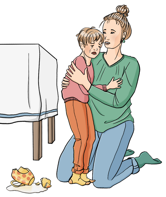 Eine Frau hält einen weinenden Jungen im Arm. Auf dem Boden liegt eine zerbrochene Tasse in einer weißen Pfütze. Im Hintergrund ist ein Tisch.