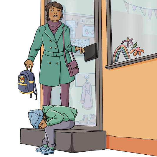 Ein Kind sitzt auf einer Stufe vor einer Eingangstür. Es hat den Kopf auf die Knie gelegt und hält die Hände vors Gesicht. Auf der Stufe steht eine Frau mit einem kleinen Rucksack in der Hand. Sie schaut genervt.