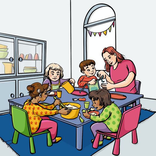 Eine Frau vier Kinder sitzen an einem niedrigen Tisch. Auf dem Tisch stehen Teller und Schüsseln mit essen. Die Kinder nehmen sich essen, die Frau hilft einem Kind mit dem Lätzchen.