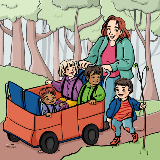 Eine Frau schiebt drei Kinder in einem Wagen durch den Wald. Ein viertes Kind läuft mit einem Stock neben dem Wagen.
