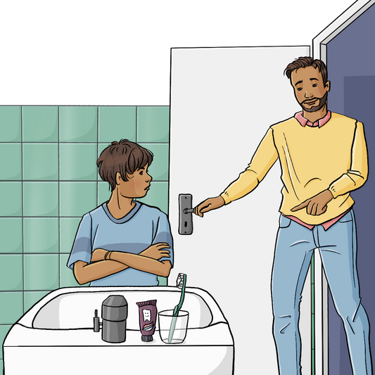 Ein Kind steht vor dem Waschbecken und hat die Arme verschränkt. Auf dem Waschbecken steht eine Zahnbürste in einem Glas und Zahnpasta. Ein Mann steht daneben in einer offenen Tür. Er zeigt auf die Zahnbürste.