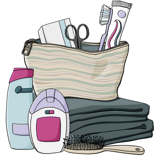 Zahnbürste, Zahnpasta, Schere und eine Medikamentenschachtel in einem Kulturbeutel, auf einem Stapel Handtücher. Daneben sind Shampoo, Duschgel und eine Bürste.