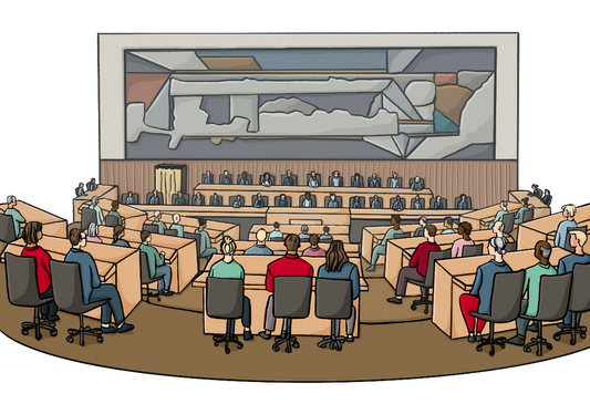 Menschen sitzen an mehreren Reihen bogenförmiger Tische, mit dem Rücken zum Betrachtenden. Gegenüber sitzen Menschen an langen, geraden Tischen. Hinter Ihnen an der Wand ist ein großes, abstraktes Wandbild.